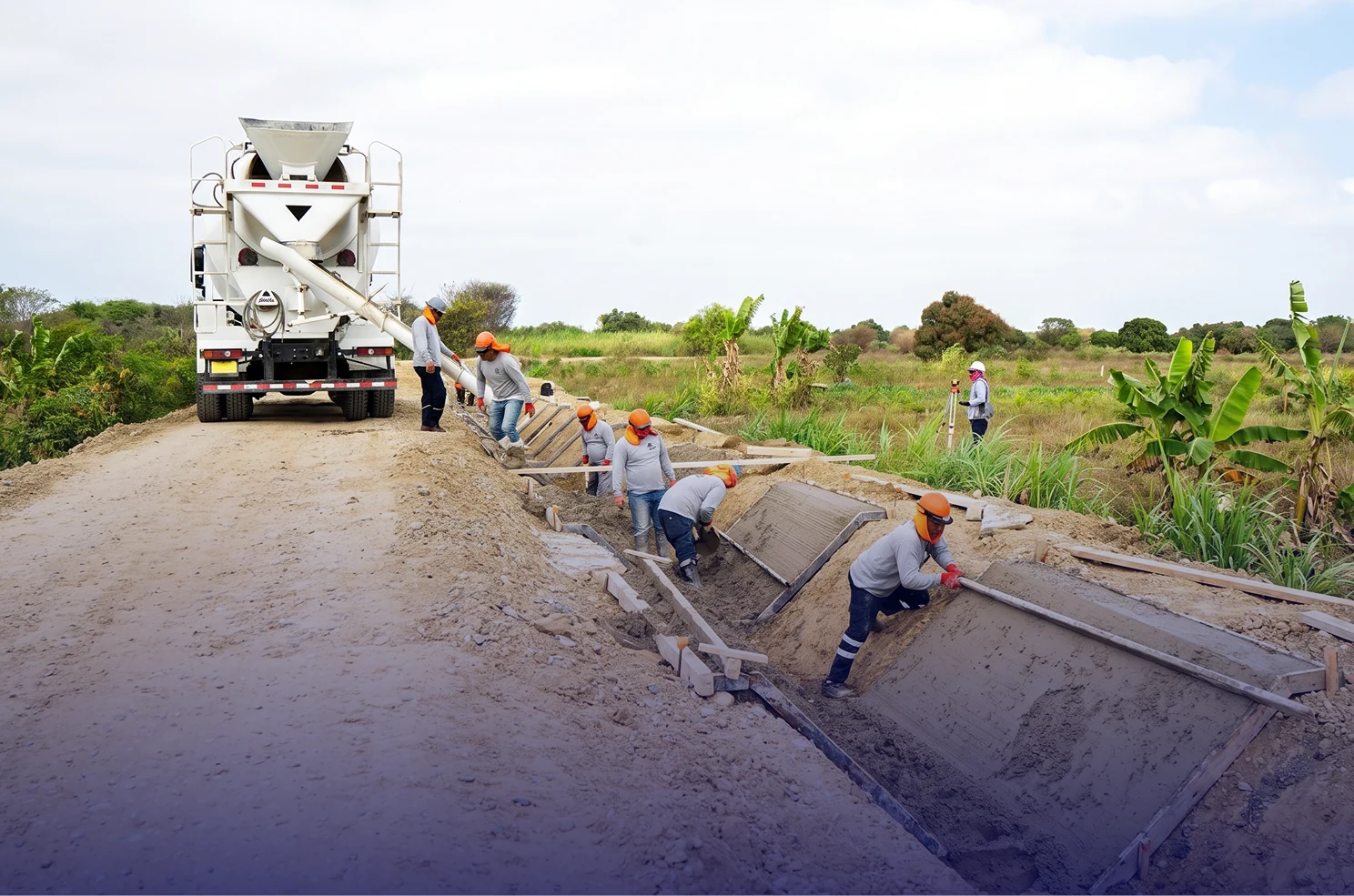 Obra del canal de riego Santa Elena con mixer de concreto en campo