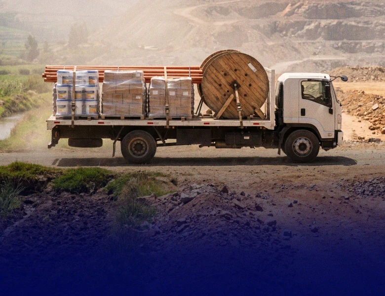 Camión con materiales industriales en ruta a una operación minera